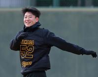 　ウオーミングアップで笑顔を見せる山田（撮影・立川洋一郎）