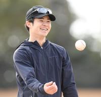 　キャッチボールを終え、笑顔を見せる中野（撮影・中田匡峻）