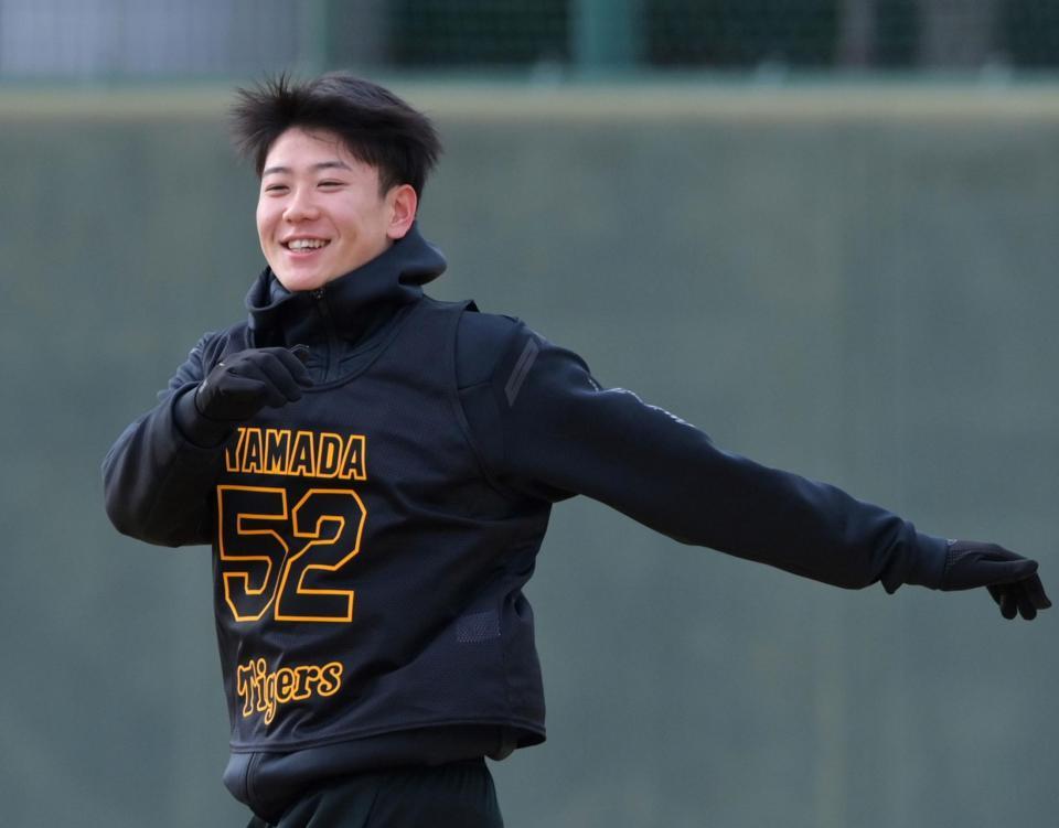 　ウオーミングアップで笑顔を見せる山田（撮影・立川洋一郎）