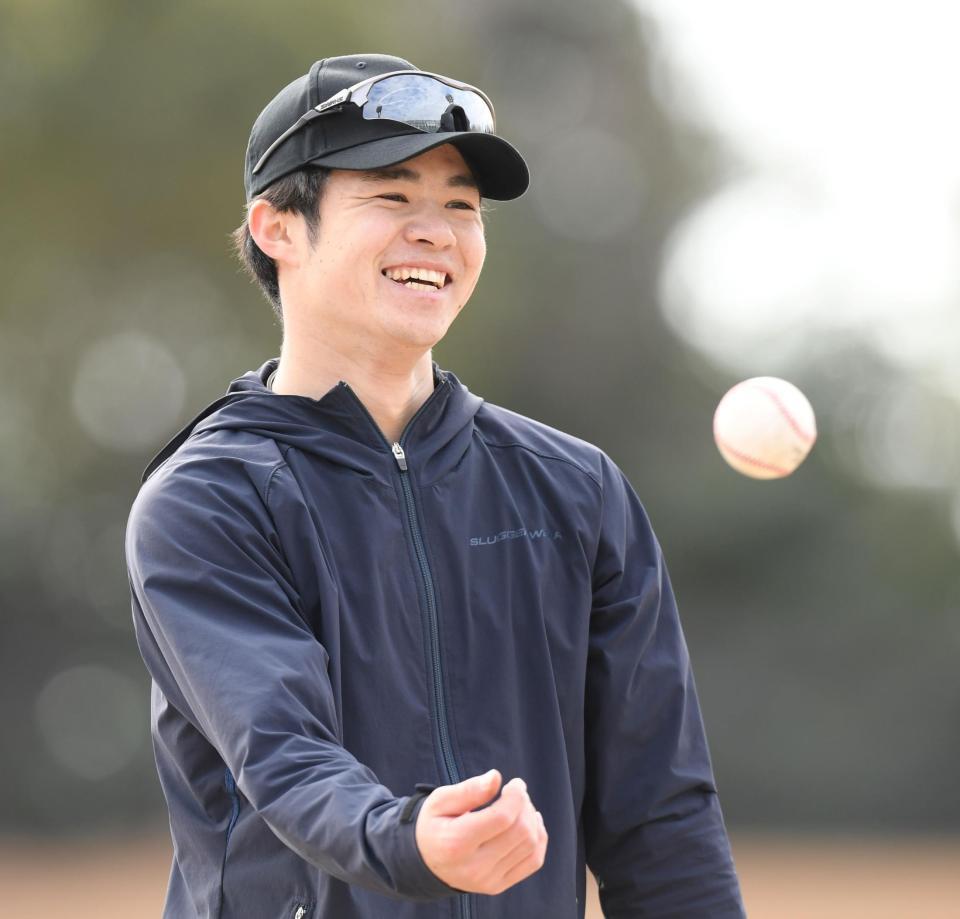 　キャッチボールを終え、笑顔を見せる中野（撮影・中田匡峻）