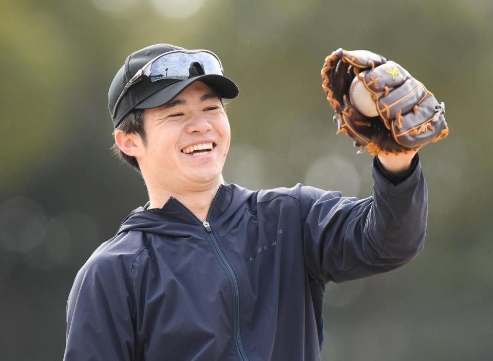 　キャッチボールを終え、笑顔を見せる中野（撮影・中田匡峻）