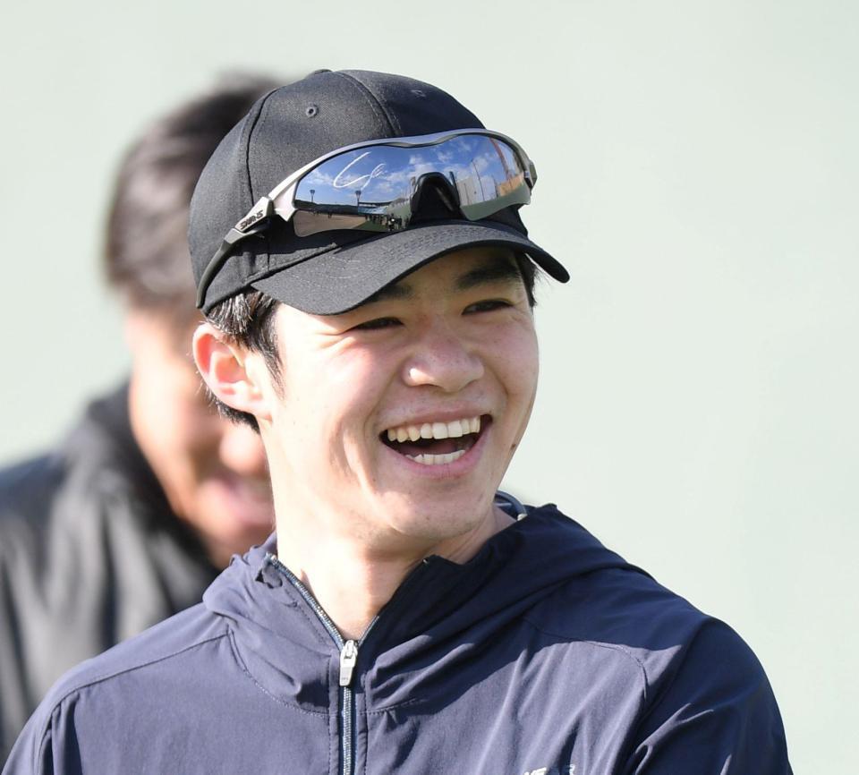 　練習中、笑顔を見せる中野（撮影・中田匡峻）