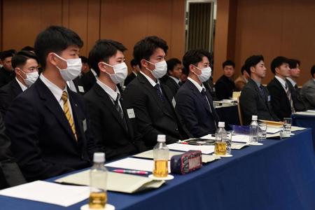 　ＮＰＢ新人選手研修会で講義を受ける（手前から）百﨑、山田、椎葉、下村（撮影・開出牧）