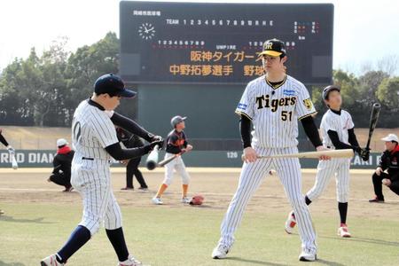 　野球教室で打撃指導する中野（一部加工しています）