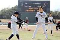 　野球教室で打撃指導する中野（一部加工しています）