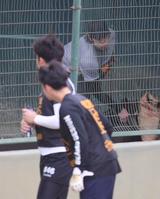 　下村（手前）らが見守るなかブルペンで投げ込む藤浪（撮影・石井剣太郎）