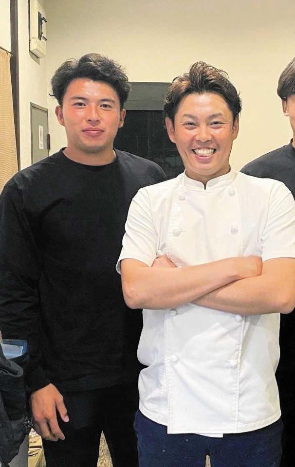 　ドラフト指名後に「大和」を訪ねた椎葉（左）と藤川店長