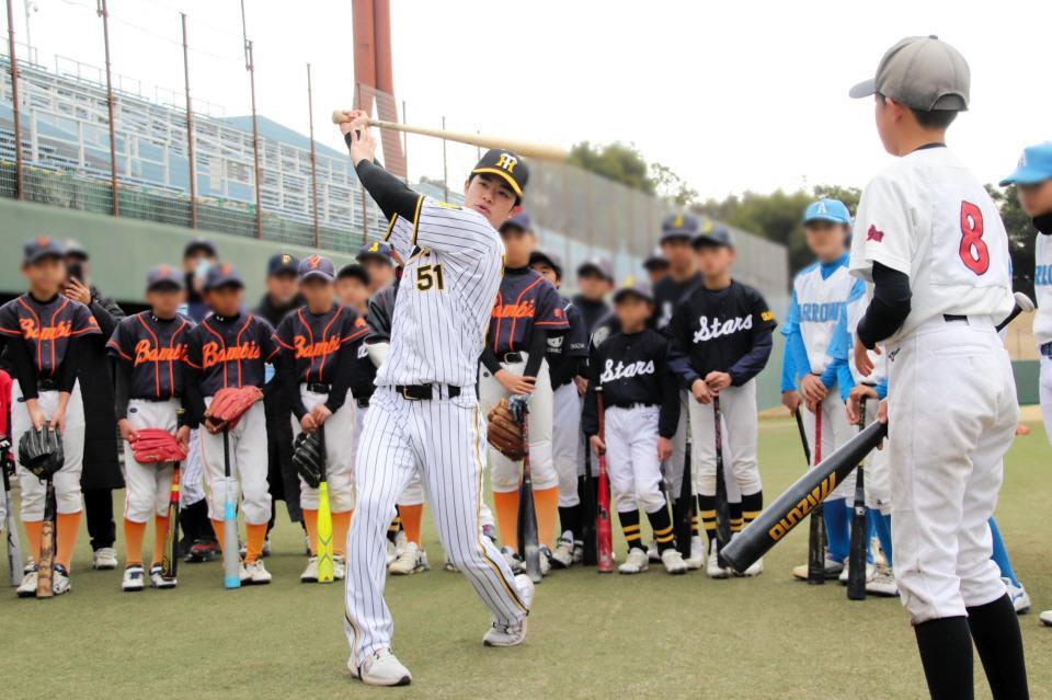 　子どもたちに打撃フォームを披露する中野（一部加工しています）