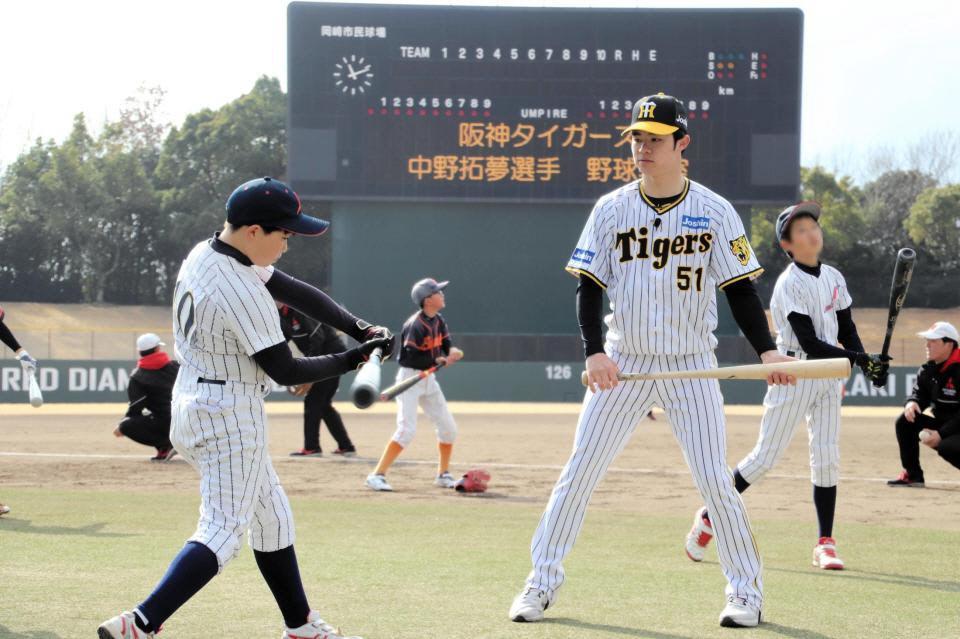 　野球教室で打撃指導する中野（一部加工しています）