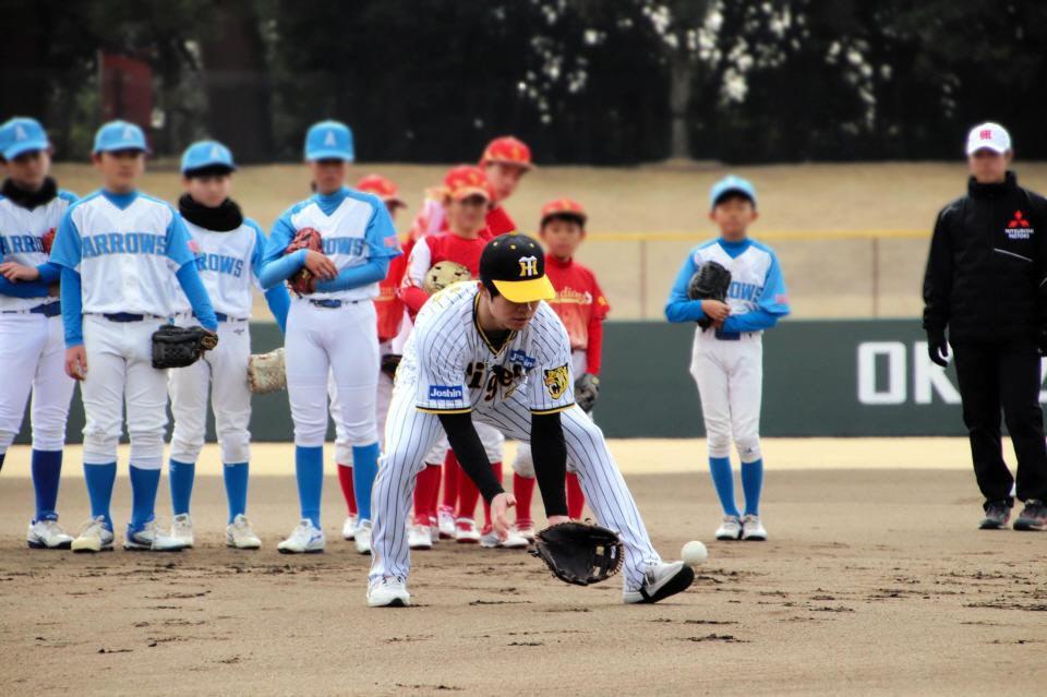 　野球教室で打撃指導する中野（一部加工しています）
