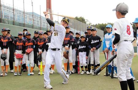　子どもたちに打撃フォームを披露する中野（撮影・丸尾匠）