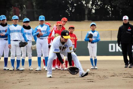 　野球教室で守備を指導する中野
