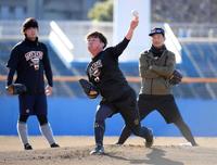 　岩崎（右）、川原（左）の前で投球する桐敷（撮影・佐藤厚）