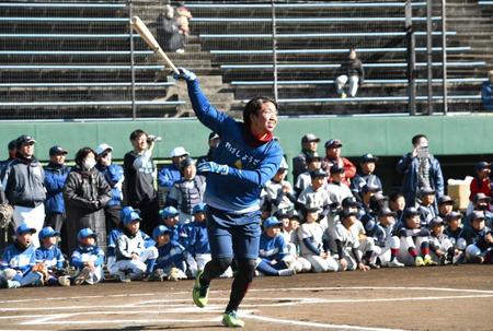 　球児との対決で右前打を放つ村上（撮影・佐藤厚）