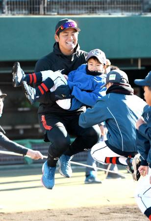 阪神・岡留　ＭＶＰ男・村上に食らいつく「何とか負けないように」　筋量増で１軍定着へ