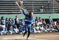 　球児との対決で右前打を放つ村上（撮影・佐藤厚）