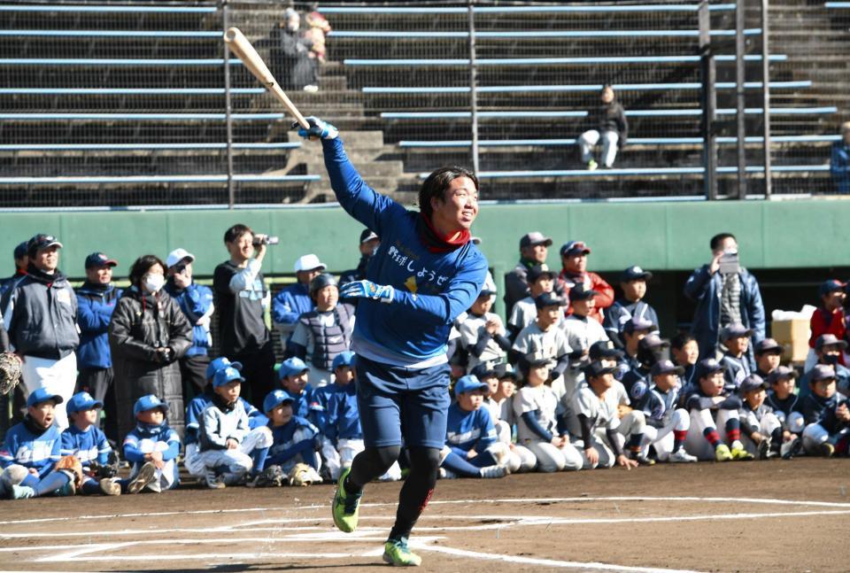 　球児との対決で右前打を放つ村上（撮影・佐藤厚）