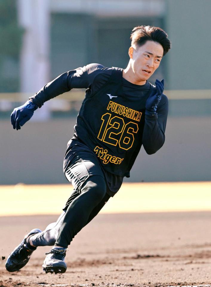 　ベースランニングで疾走する福島（撮影・立川洋一郎）
