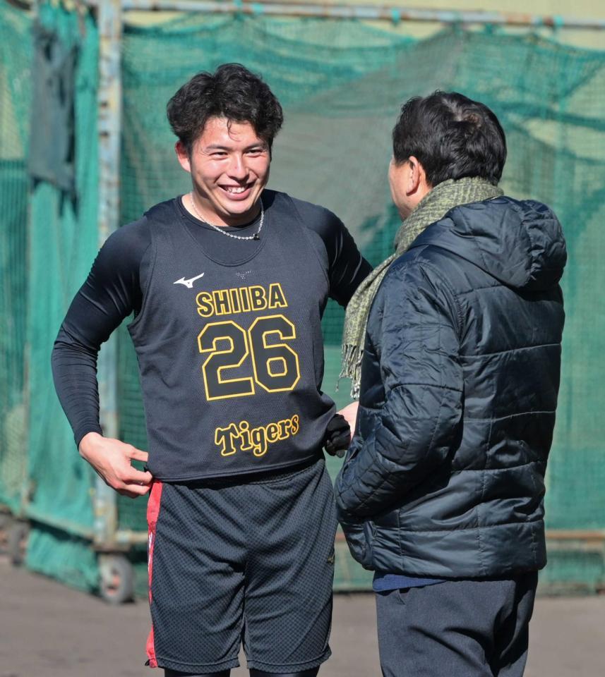 　平田ヘッドコーチ（右）から声をかけられて笑顔を見せる椎葉