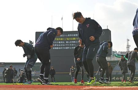 　トレーニングをする大竹（右）。左端は和田（撮影・中田匡峻）