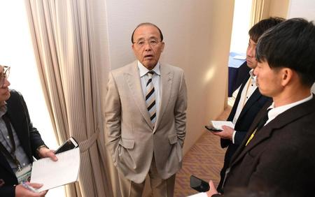 　会議の内容を説明する岡田監督（撮影・佐藤厚）