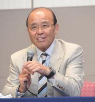 　座長を務めた岡田監督（撮影・佐藤厚）