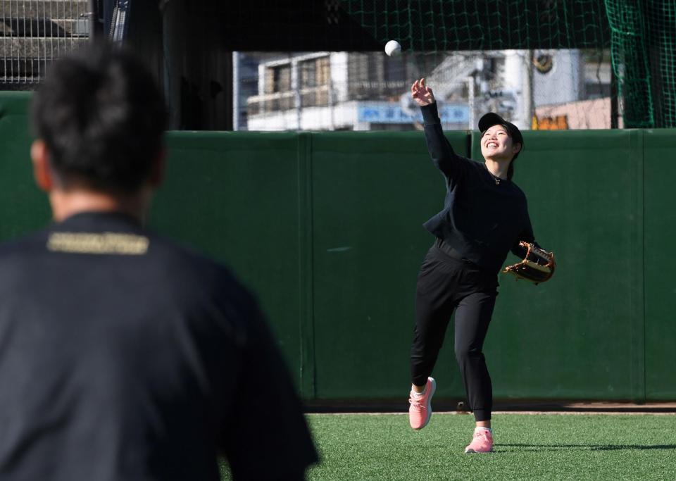 　大竹（手前）とキャッチボールをする桜井心那（撮影・中田匡峻）