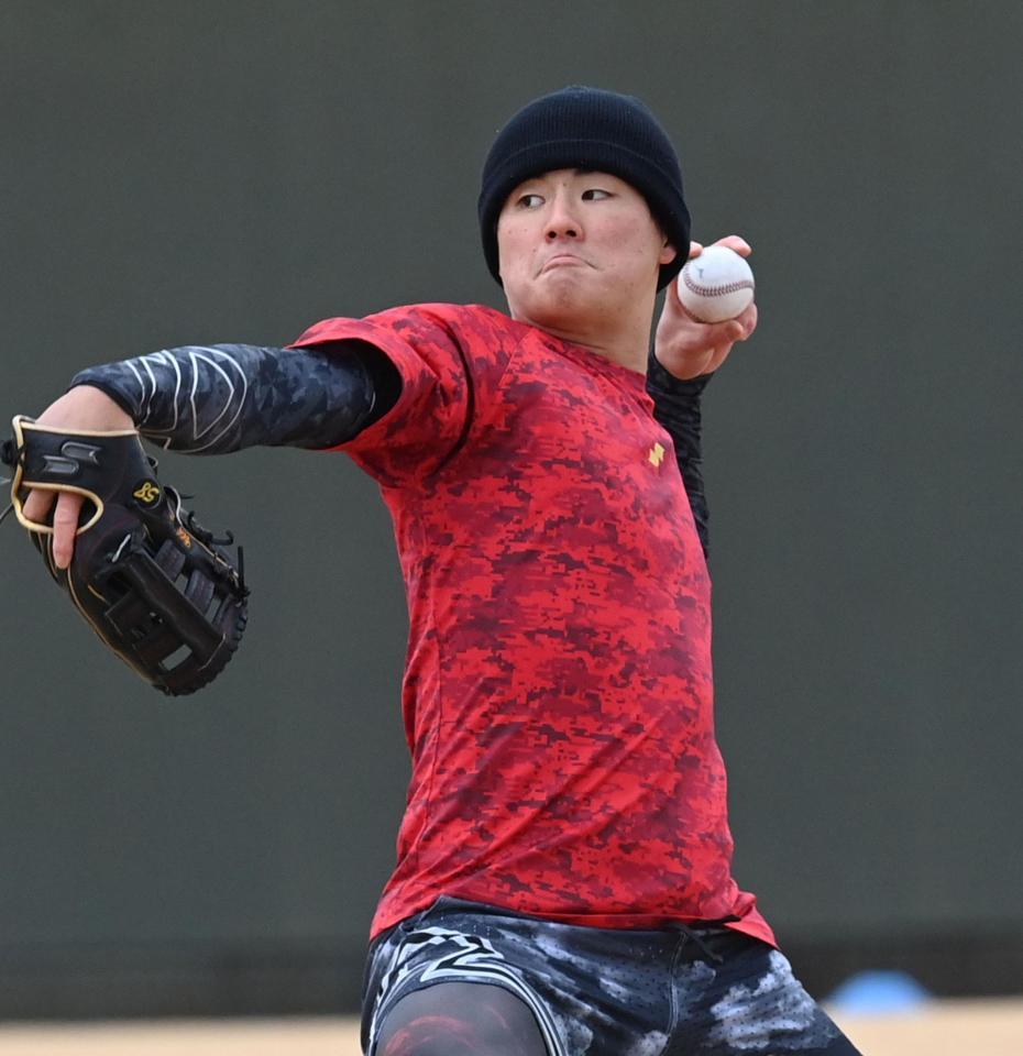 　キャッチボールをする前川（撮影・田中太一）