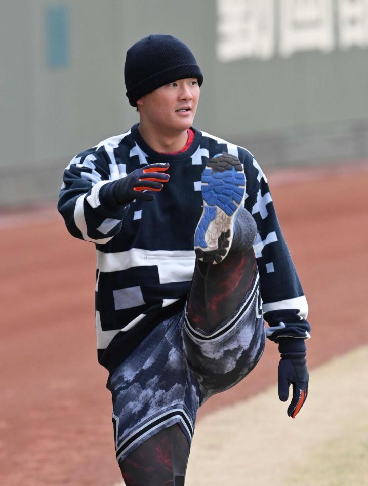 　ウオーミングアップをする前川（撮影・立川洋一郎）