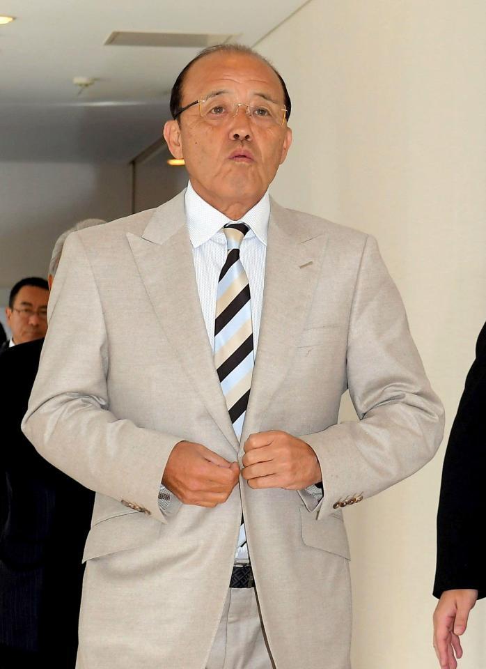 　会場に向かう岡田監督（撮影・佐藤厚）