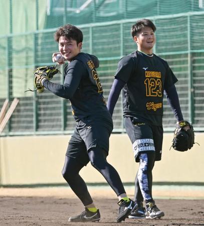 　ノックを受ける椎葉（左）と松原（撮影・立川洋一郎）