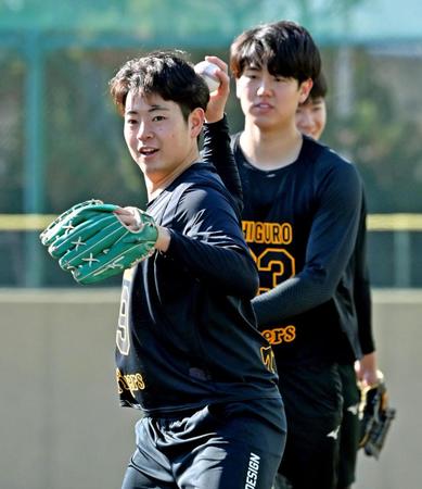 　ノックを受けて送球する下村（撮影・立川洋一郎）