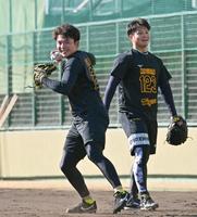 　ノックを受ける椎葉（左）と松原（撮影・立川洋一郎）