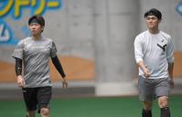 　ウォーミングアップをする西勇（左）と西純（撮影・田中太一）