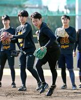 　ノックを受け打球を処理する下村（撮影・立川洋一郎）