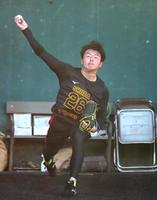 　ブルペン入りして投球する椎葉