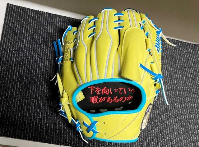 阪神・村上 球種バレ防止に新グラブ 伊藤将から助言 指と指つなぐ