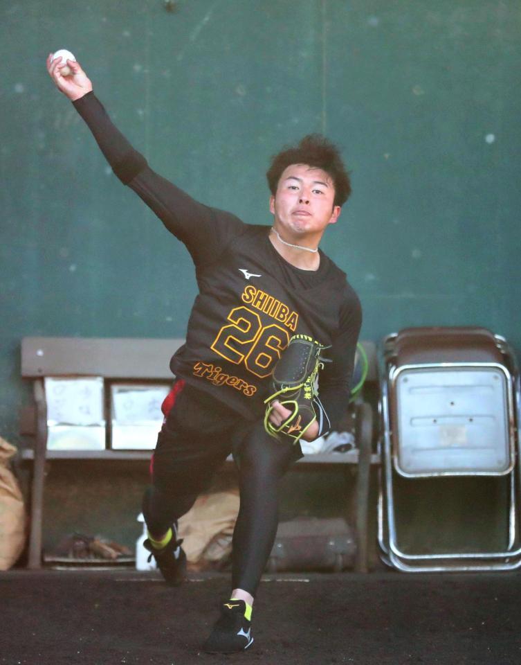 　ブルペン入りして投球する椎葉