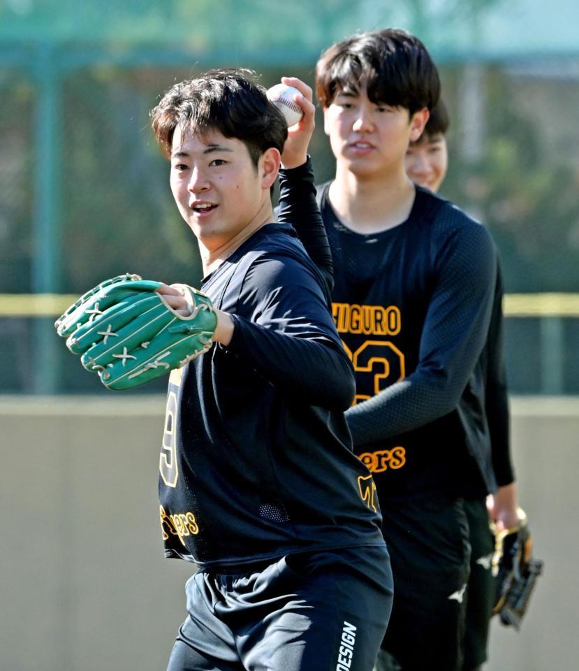 　ノックを受けて送球する下村（撮影・立川洋一郎）