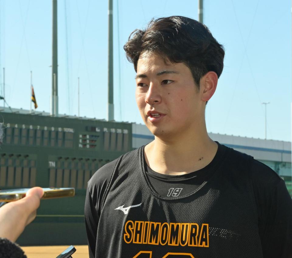 　取材に応じる下村（撮影・立川洋一郎）