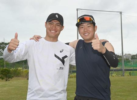 　練習後、笑顔を見せる西勇（右）と西純