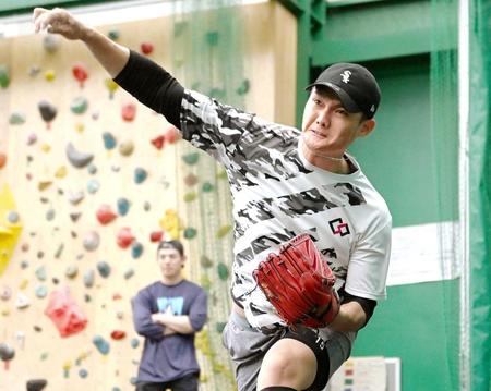 　ブルペンで投げ込みをする西純（撮影・田中太一）