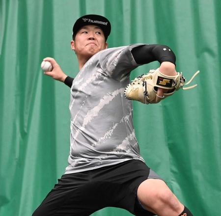 　ブルペンで投げ込む西勇