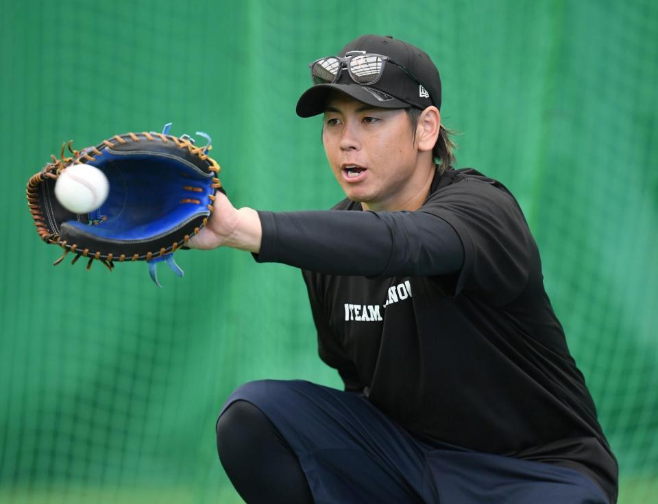 　自主トレで西純のボールを受ける梅野（撮影・田中太一）