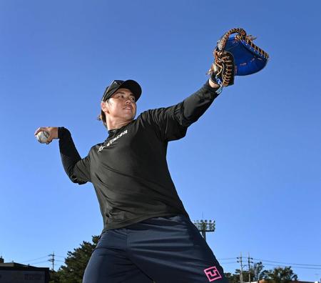 　青空の下、キャッチボールをする梅野（撮影・田中太一）