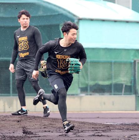 　ノックの打球を追う下村。左は椎葉（撮影・山口登）