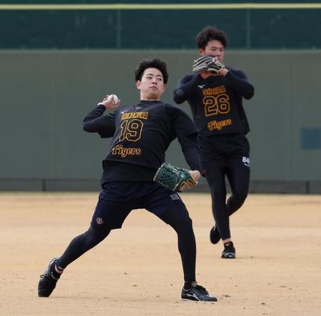 【連続写真】注目は胸の張り＆肩甲骨の柔らかさ　下村が見せた快速球の源