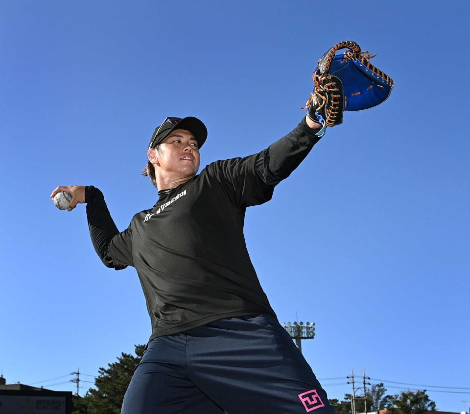 　青空の下、キャッチボールをする梅野（撮影・田中太一）