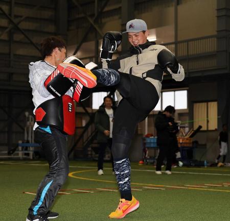 　ハイキックを決める井上