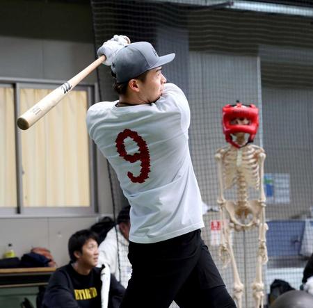 　打撃練習する井上